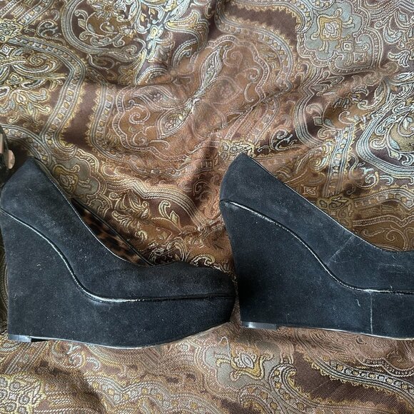Betsey Johnson Mixxy Black Suede 7 B Medium Wedge Platform Pump - Picture 3 of 11